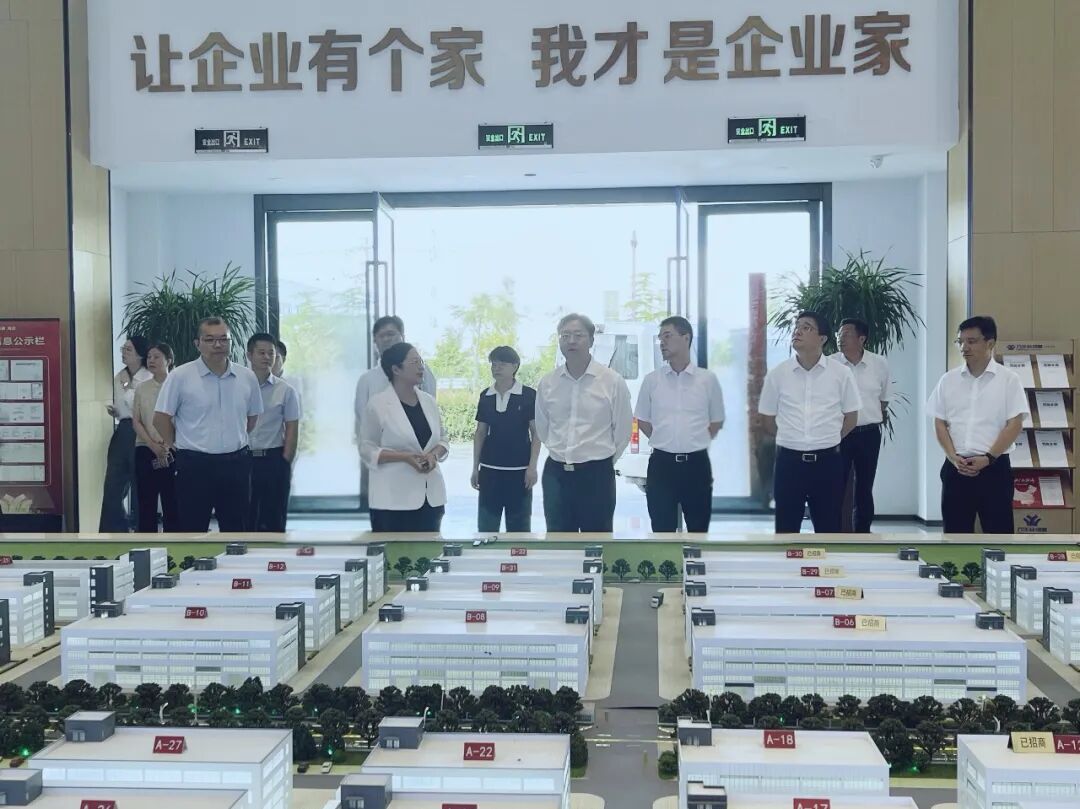 海安万洋众创城招商中心沙盘前，市委书记一行驻足参观，工作人员现场讲解园区规划